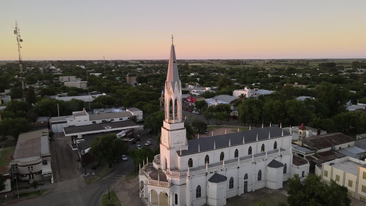 아르헨티나 엔트레 리오스 (entre ríos) 의 산타 엘리사 시골 마을과 메인 스트리트 (main street) 거리를 드러내는 네오 고 교회 (neo-gothic church) 의 도 파랄락스 (orbital parallax)