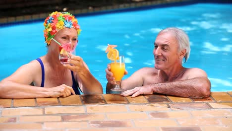 Glückliches-älteres-Paar,-Das-Sich-Im-Schwimmbad-Entspannt