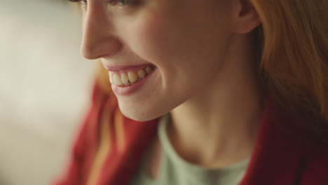 hermosa mujer hispana sonriendo