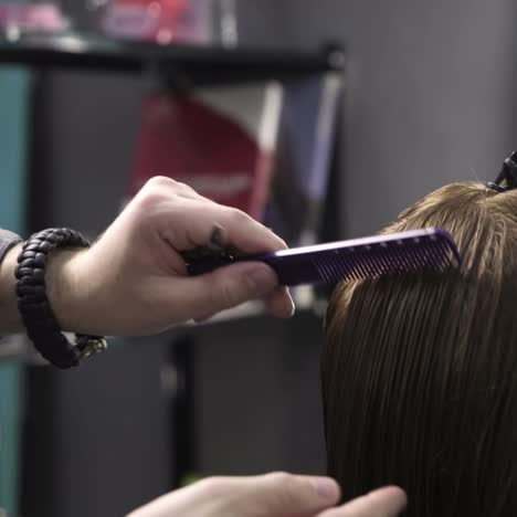 el estilista se muere el cabello.