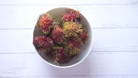 rambutan en un cuenco blanco