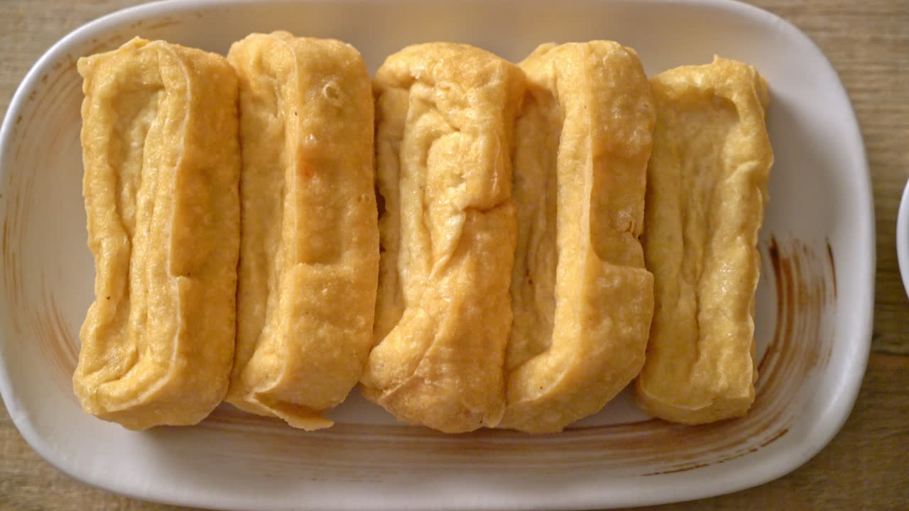 소스를 곁들인 튀긴 두부-비건 채식 및 채식 음식 스타일