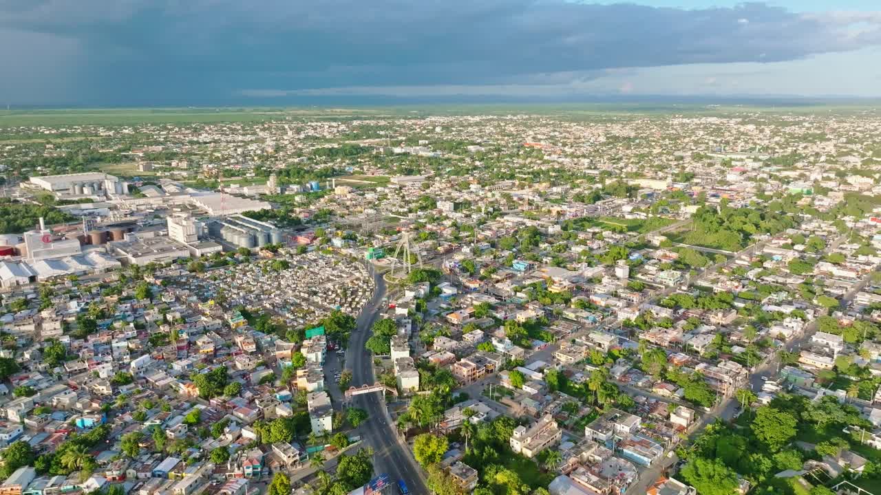 foto aérea de las aves de la carretera principal de la ciudad de san pedro de macoris durante la puesta de sol, república dominicana