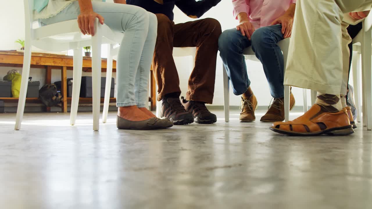 건강 센터 에서 서로 상호 작용 하는 사람 들 의 그룹 4k