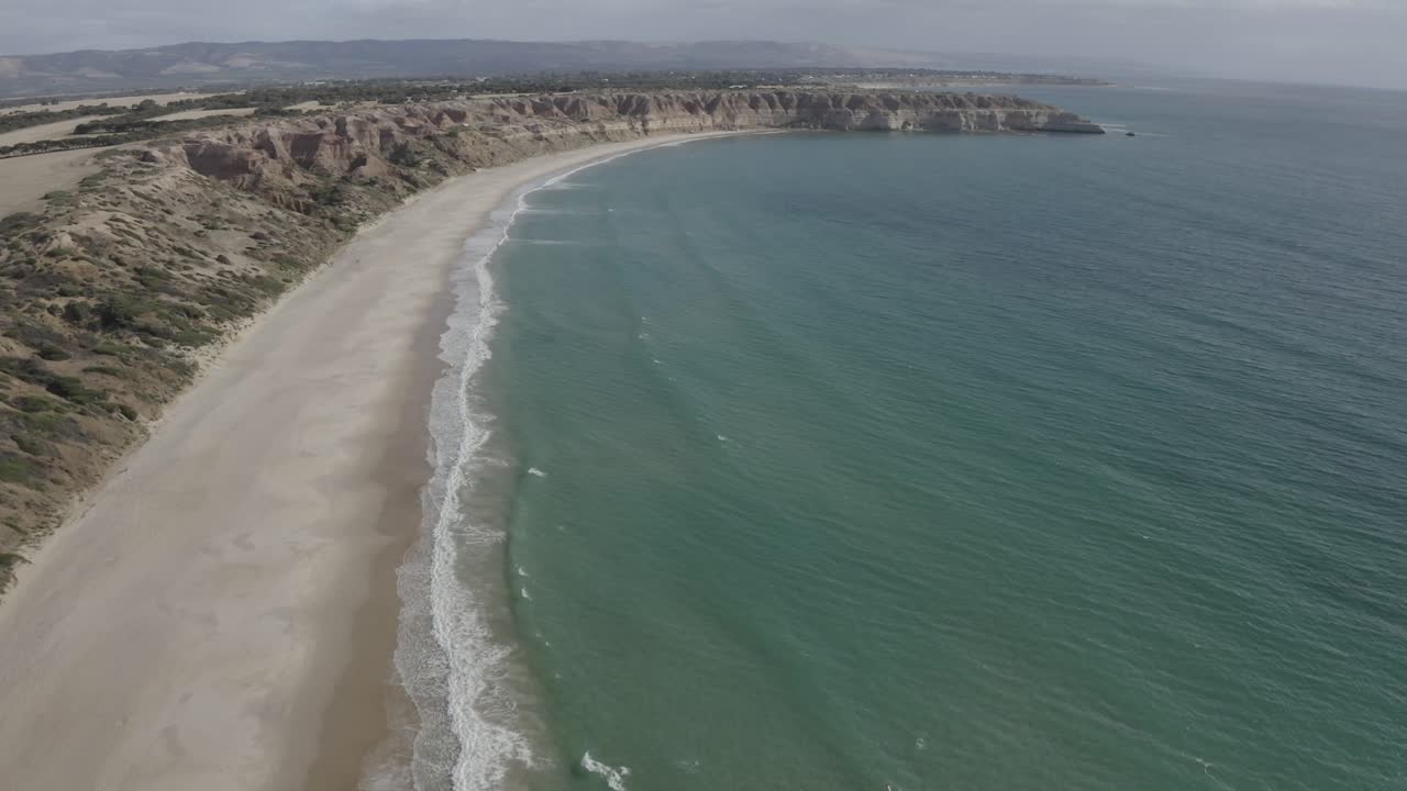 video de drones de acantilados a lo largo de la playa de maslin en el sur de australia