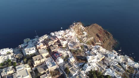 mirando hacia abajo a los acantilados en oia, santorini