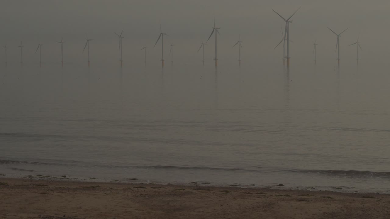 해가 뜨면 북동부 잉글랜드의 해상 풍력 발전소
