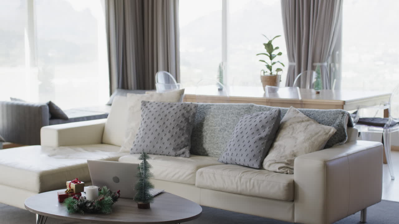 복사 공간, 느린 동작과 함께 소파와 테이블이 있는 현대적인 거실의 일반적인 전망