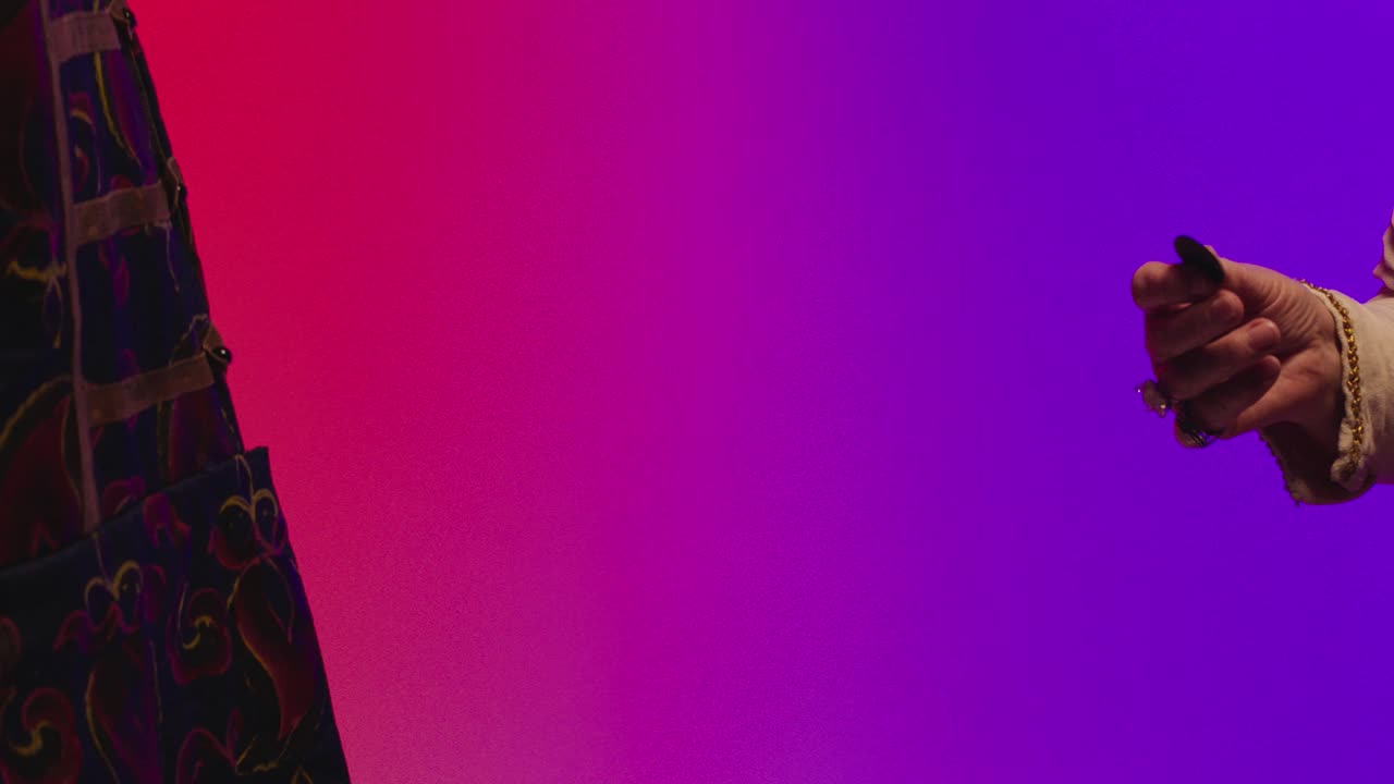 dos manos sosteniendo las manos contra un fondo gradiente