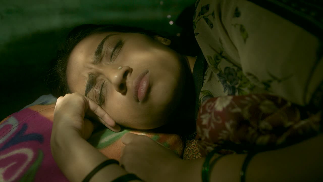 mujer india despertando con luz de agua en movimiento en su cara