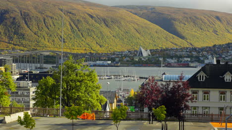 Vista-Lejana-De-La-Famosa-Catedral-ártica-Y-El-Paisaje-Montañoso-A-Través-De-Las-Aguas-Durante-La-Temporada-De-Otoño-En-Tromsdalen,-Noruega