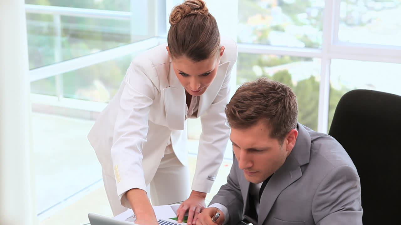 colegas trabajando con una computadora portátil