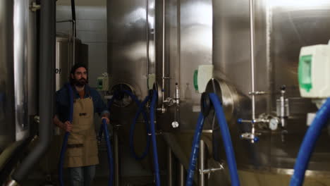 hombre trabajando en una cervecería