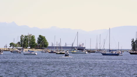 Un-Día-De-Verano-En-El-Frente-Del-Puerto-De-Nanaimo-Con-Botes-Dando-Un-Paseo-En-La-Costa-Oeste,-Isla-De-Vancouver,-Columbia-Británica