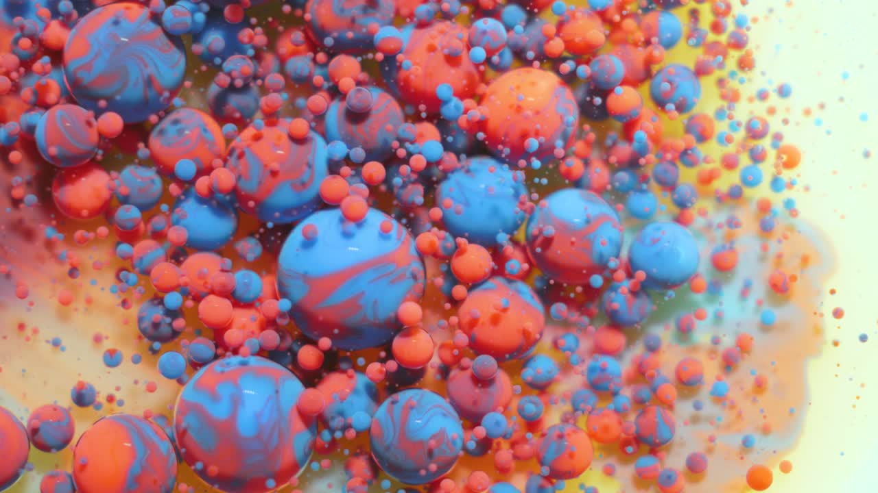 느린 움직임 밝은 파스텔 색상 거품 기름 아름다운 우유 페인트 반이는 색상 다채로운 움직임 가까이. 아크릴 파란색 페인트. 환상적인 표면. 추상적인 다채로운 변환 중력.