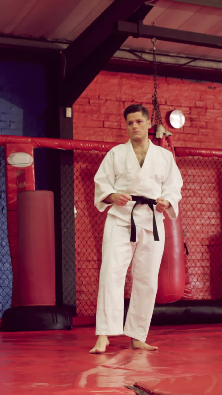 hombre practicando karate