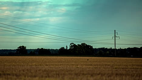 Dynamische-Farbtöne-Des-Sonnenaufgangs-Auf-Dem-Land-über-Dem-Feld,-Geschmückt-Mit-Bewölktem-Himmel