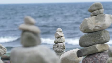 Fondo-De-Meditación---Múltiples-Pilas-De-Piedras-Equilibradas-En-La-Orilla-Del-Mar