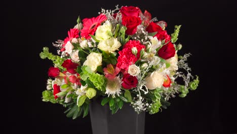 Blumenarrangement-Rosen-Und-Lilien,-Die-Sich-Im-Schwarzen-Hintergrund-Drehen