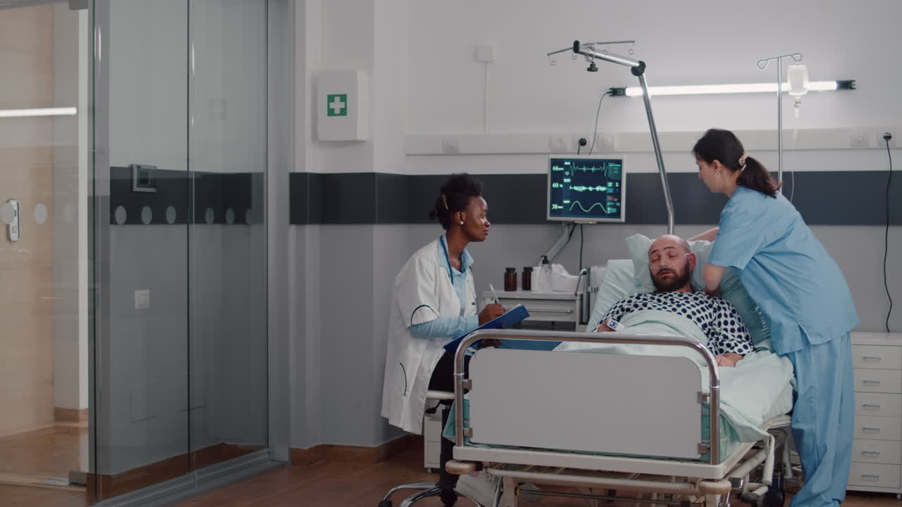 médico afroamericano monitoreando a un hombre enfermo analizando el síntoma de la enfermedad