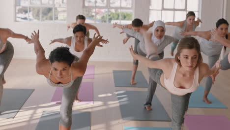 Instructor-De-Clase-De-Yoga-Enseñando-Pose-De-Guerrero-A-Un-Hermoso-Grupo-De-Mujeres-Disfrutando-De-Un-Estilo-De-Vida-Saludable-Haciendo-Ejercicio-En-El-Gimnasio