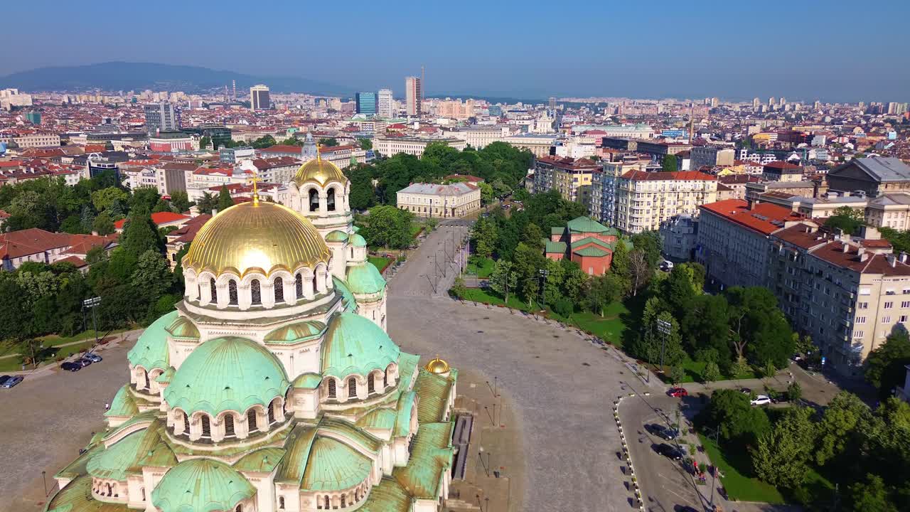 paisaje urbano de área con una majestuosa catedral en primer plano y un cuervo negro volando a través del marco