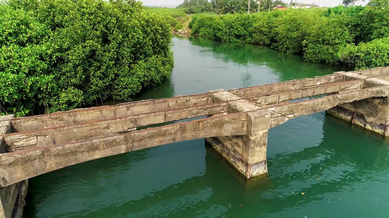 una toma aérea de 4k de un antiguo puente en un río
