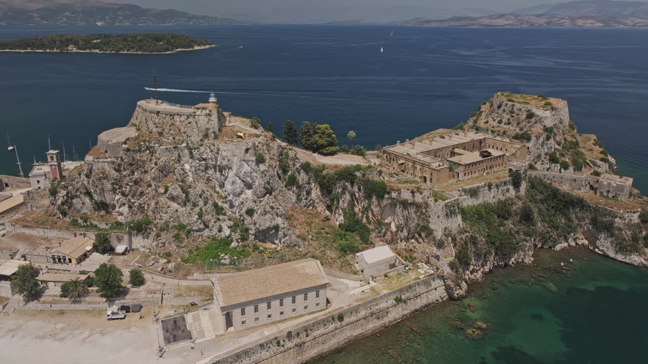 Corfù, Grecia, ripresa aerea v5, volo radente sulla baia di Garitsa attorno alla Fortezza Vecchia, con l'antica fortificazione veneziana costruita su una penisola rocciosa. Ripresa effettuata con Mavic 3 Pro Cine - 16 luglio 2024