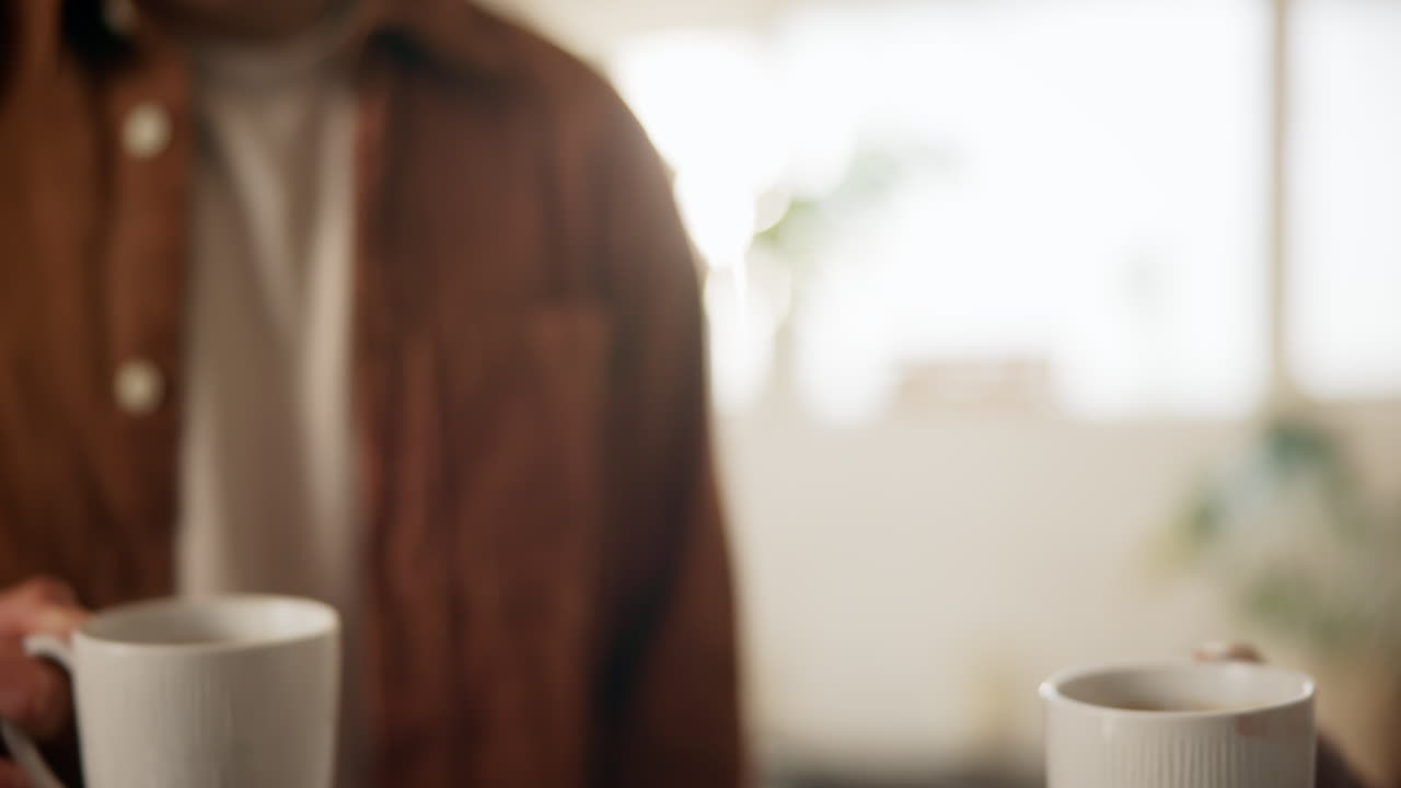 Duas Pessoas Brindando com Xícaras de Café