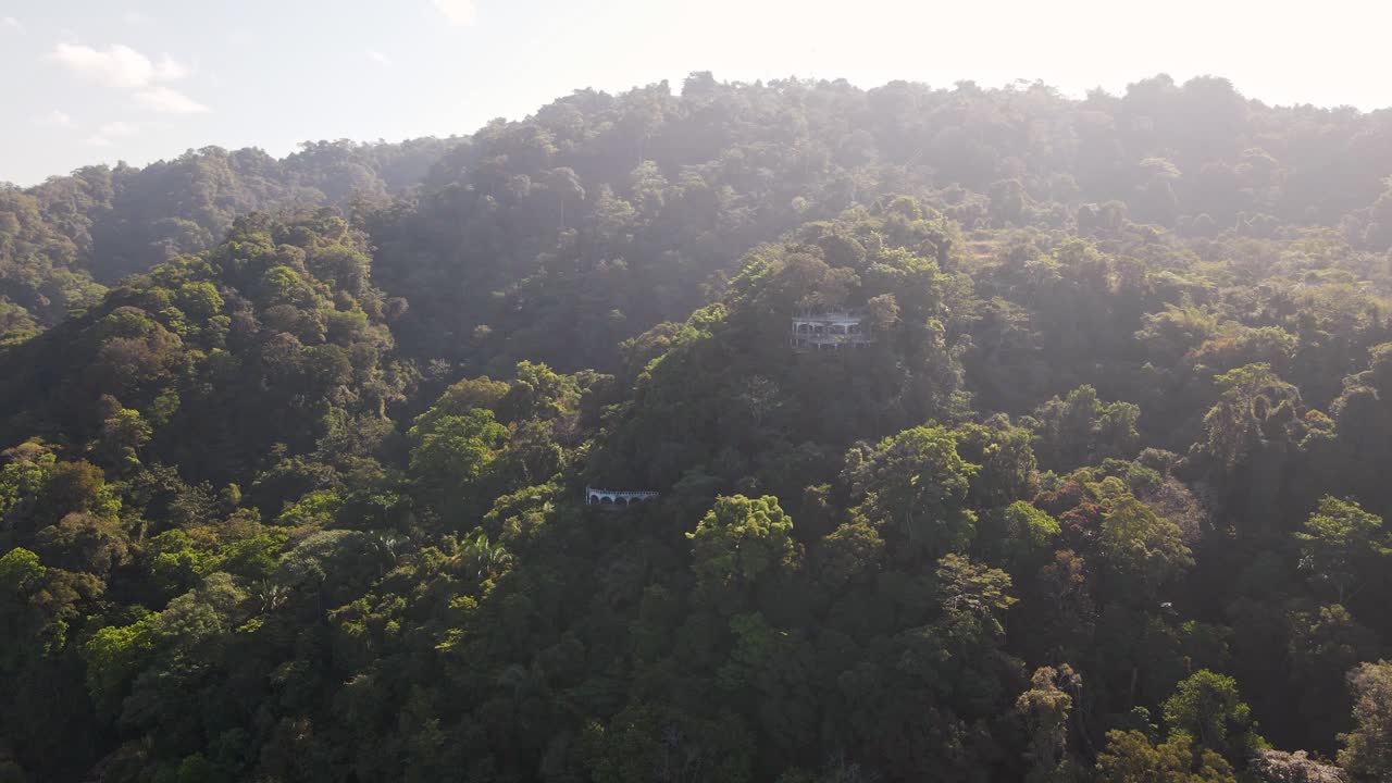 antiguas ruinas de el miro, un hotel abandonado en la exuberante ladera de jaco en la costa pacífica de costa rica