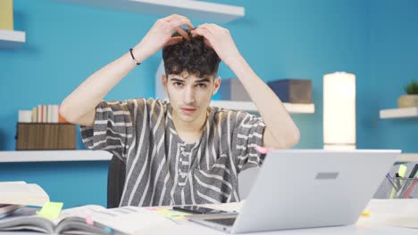 estudiante mirándose en el espejo.