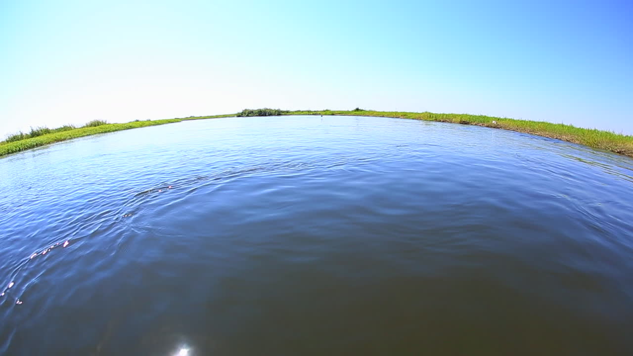 보츠와나의 잠베지 강을 향한 초베 강과 측면 수로의 낮은 각도