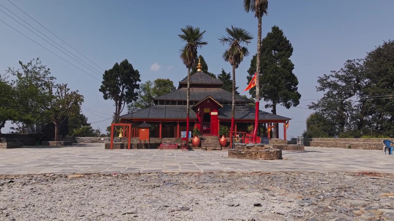 Gulmi, Nepal'de Resunga Tapınağı'nın mimarisini, doğal manzarasını ve yamaç ortamını vurgulayan görüntüleri.