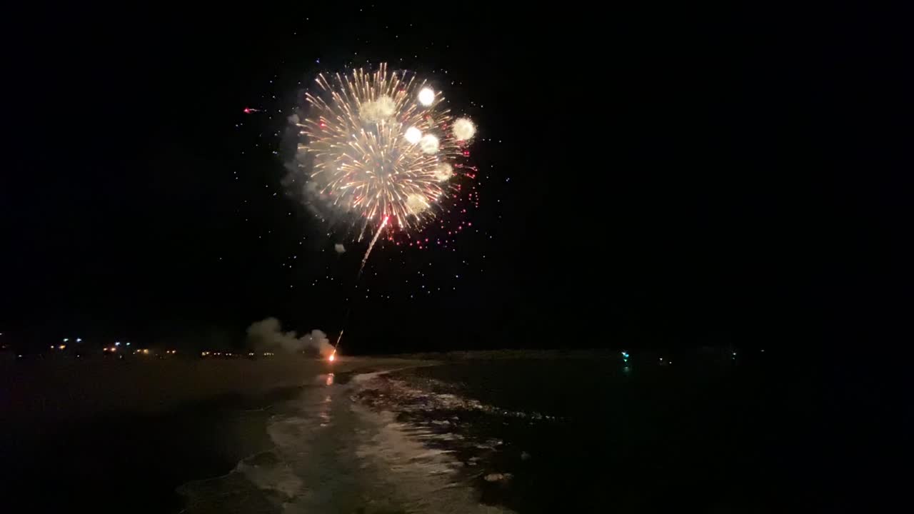 se lanzan fuegos artificiales en el puerto de ventura, california