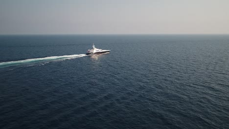 un yate turístico navegando hacia las aguas abiertas de antibes, francia en un día soleado - toma aérea