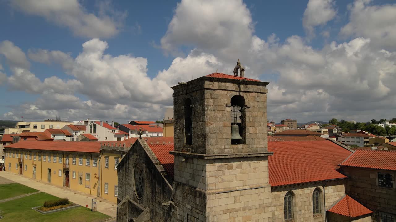 Luftfoto - Matriz Kirkes klokketårn og røde tage i Barcelos, Portugal