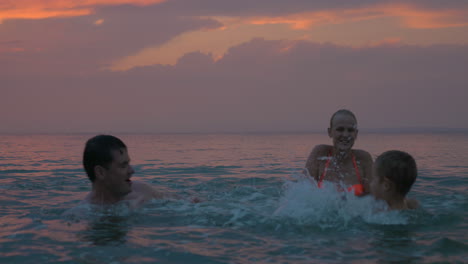 Careless-and-funny-family-vacation-at-the-seaside