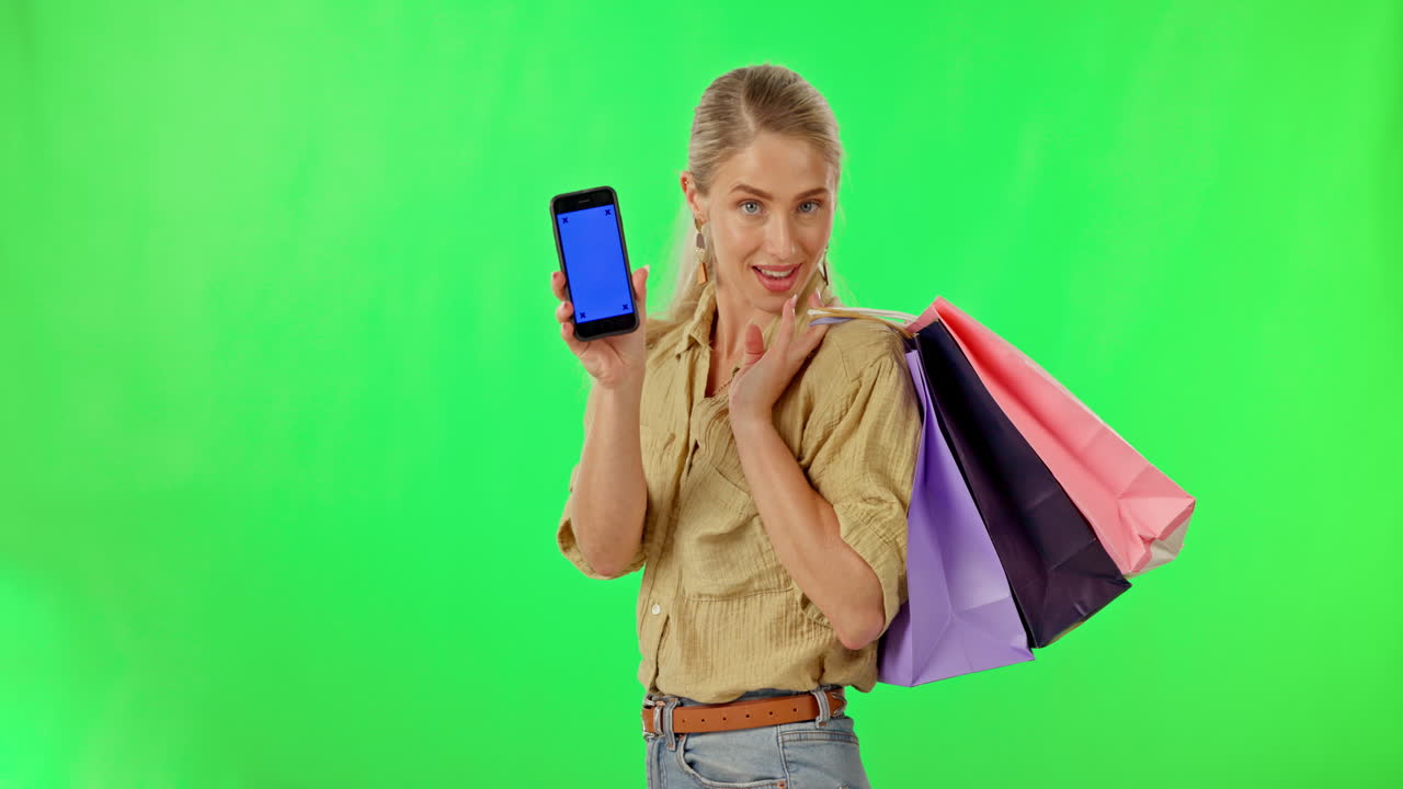 mujer feliz, teléfono y bolsas de compras en verde