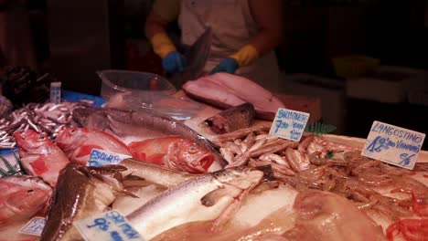 mariscos frescos en un mercado