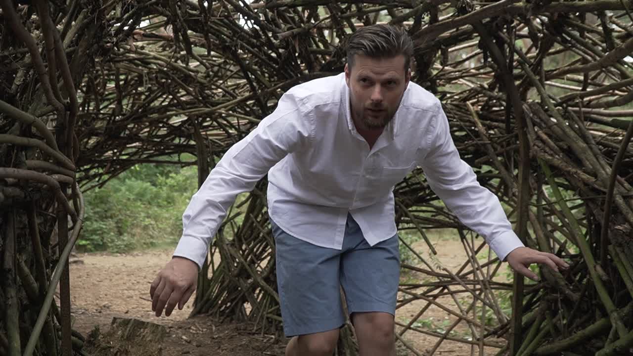 мужчина ищет свою жену в лесу