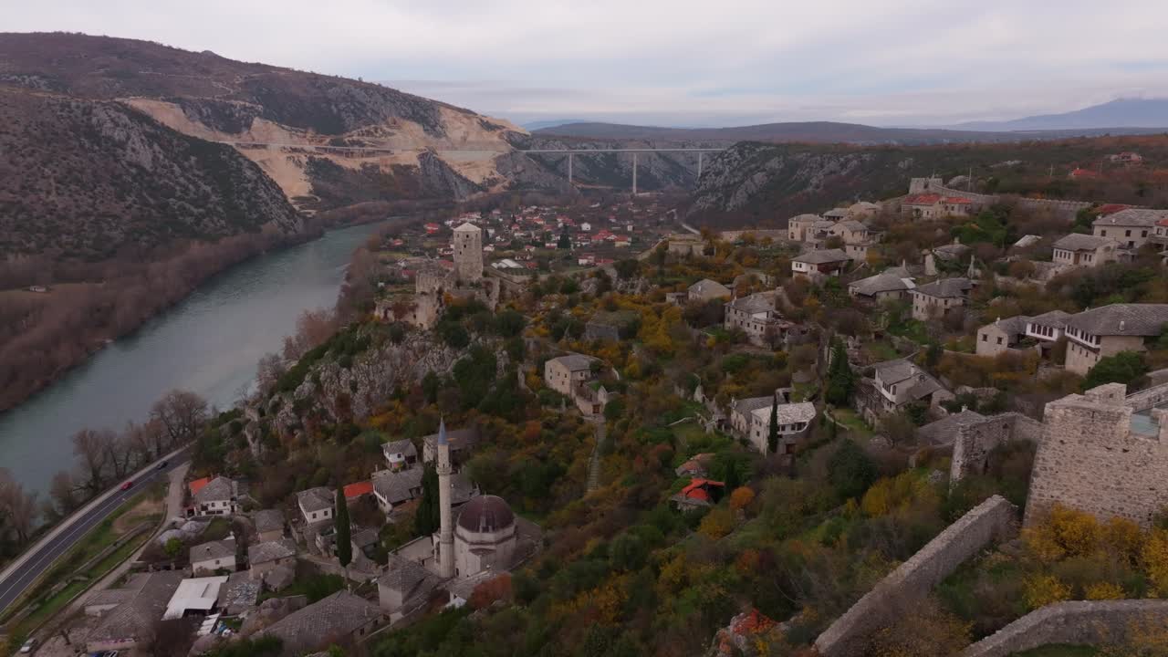 Ripresa con drone della fortezza e del villaggio di Počitelj lungo il fiume Narenta