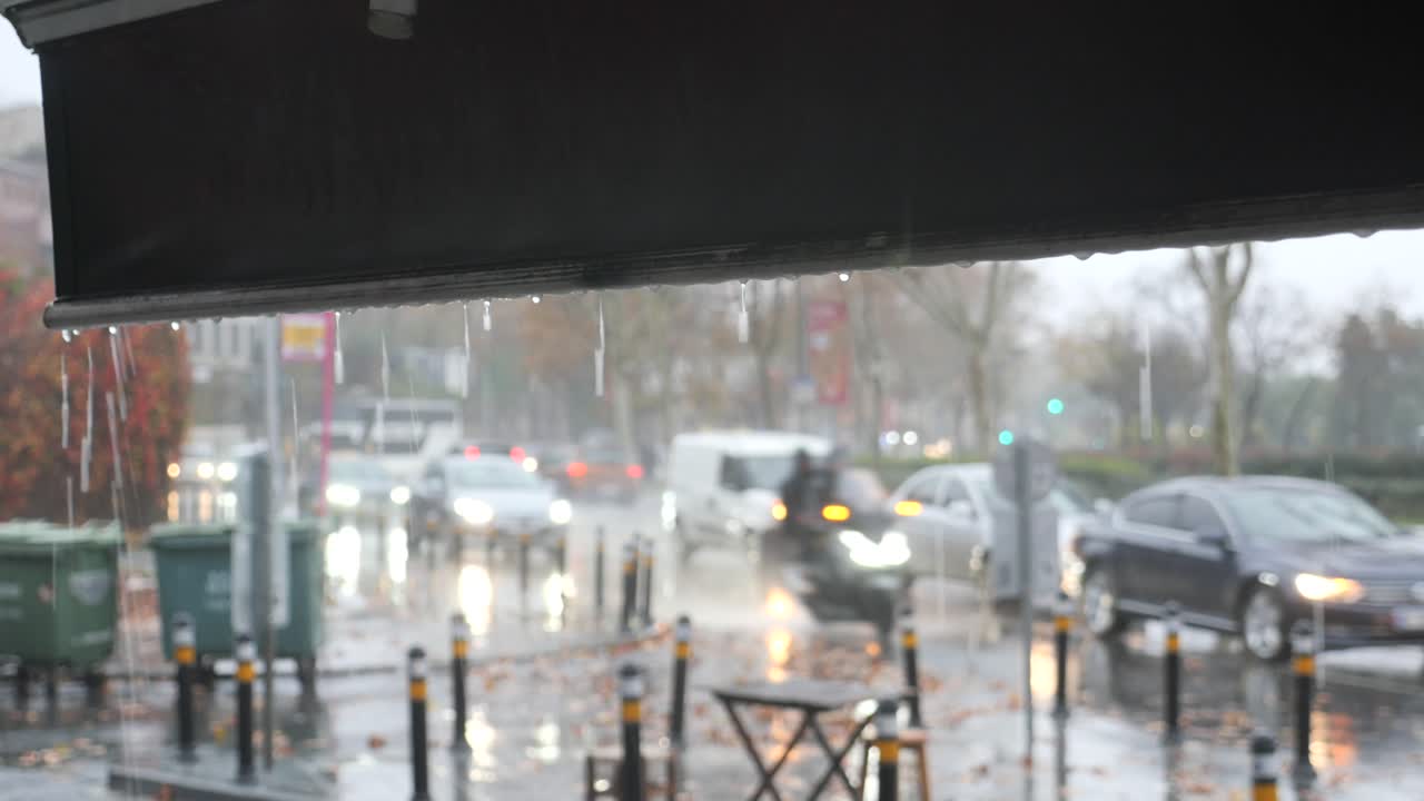 가게 에서 비가 오는 도시 거리 풍경