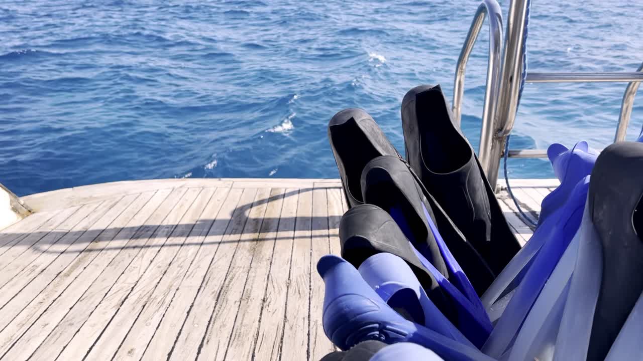 Taucherflossen auf einem Tauchboot, das im Meer schwimmt