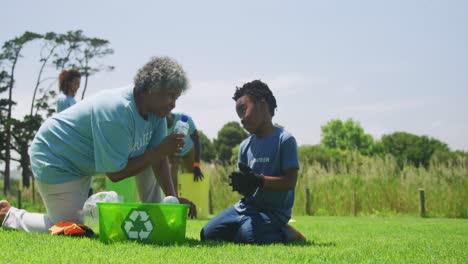 Volunteers-collecting-rubbish-and-recycling