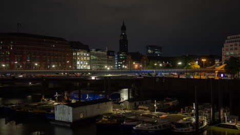 el horizonte nocturno de hamburgo y la torre gótica