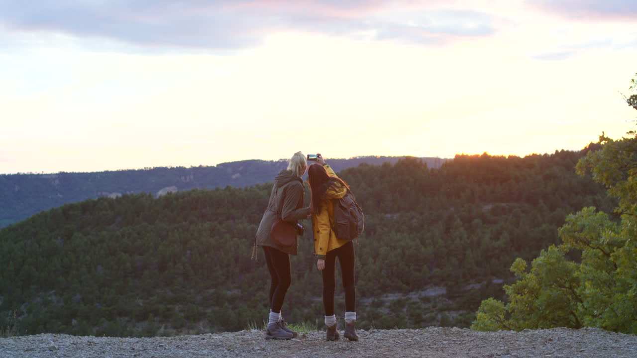 quédate cerca de la naturaleza. nunca te fallará.