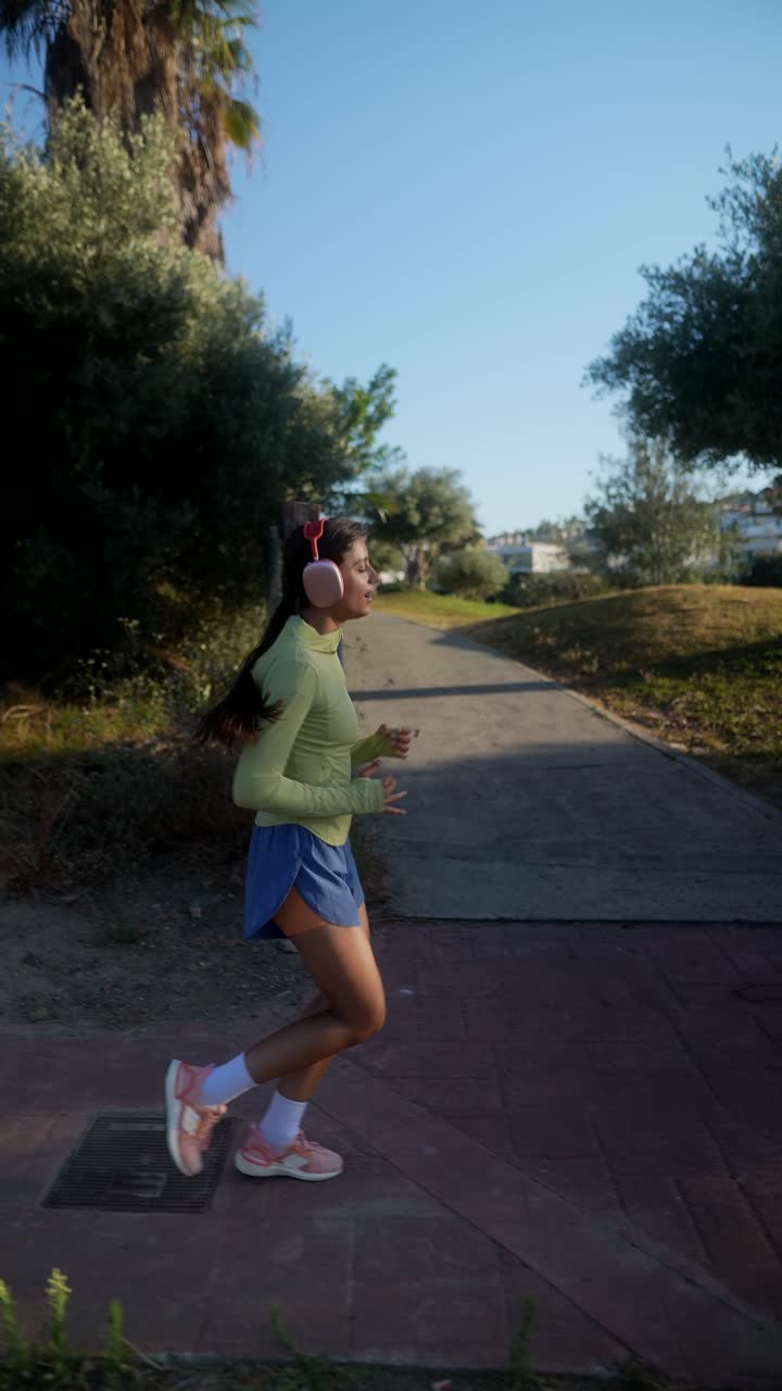 mujer corriendo al aire libre