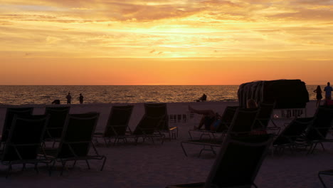 Horizonte-De-La-Puesta-Del-Sol-Del-Complejo-En-Una-Playa-De-Florida