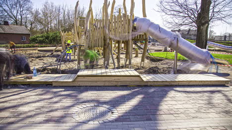 Toma-De-Tiempo-De-Los-Trabajadores-Que-Construyen-Escalones-De-Madera-En-Un-Parque-Infantil-En-Un-Día-Soleado