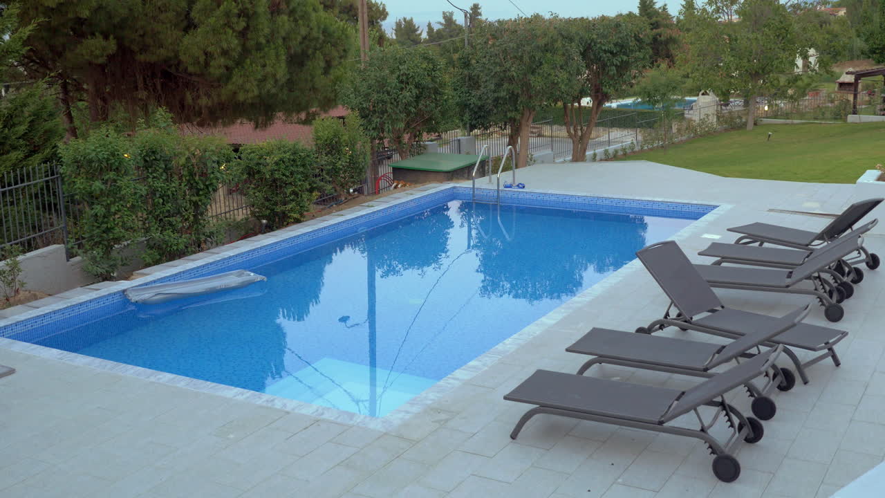 cinemagraph - piscina al aire libre con sillones vacías